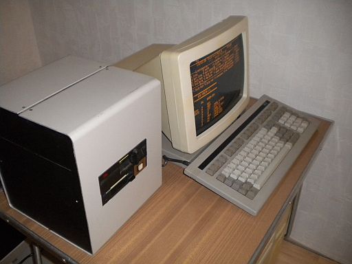 CP/M-Computer mit Monitor und Tastatur